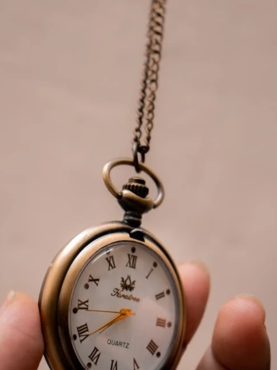 wall clock tips follow these vastu rule while placing a clock at home