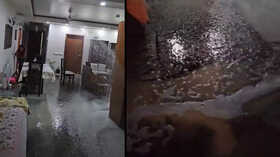 Video रिटायर्ड IAS के घर के भीतर आया सैलाब नोएडा के फ्लैट में अचानक चालू हो गया फाउंटेन