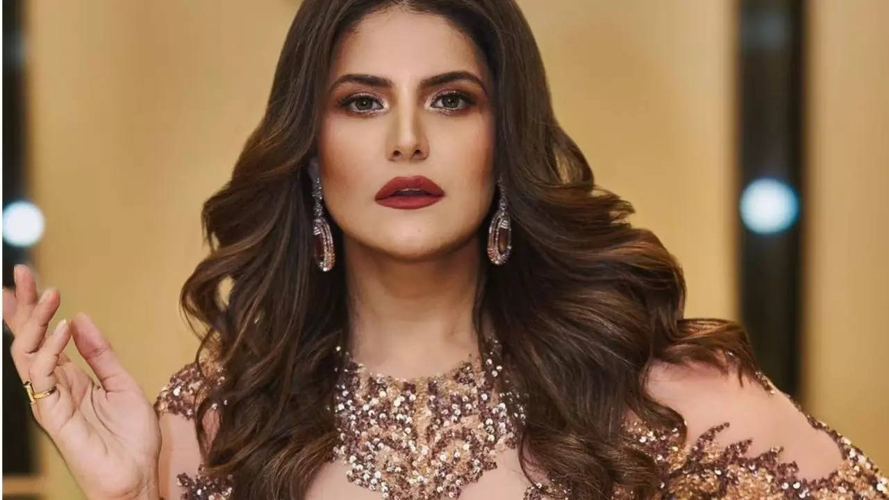 Zareen Khan क्या अब जेल में पिसेंगी चक्की, धोखाधड़ी केस में कोर्ट ने जारी किया अरेस्ट वारंट