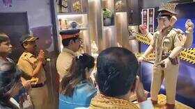 Ganesh Chaturthi 2023 मुंबई में अंधेरी के कोतवाल बनकर पहुंचे गणपति बप्पा खाकी वर्दी में दिए दर्शन