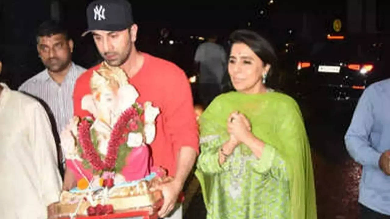 Ranbir Kapoor- Neetu Kapoor at Ganpati Visarjan