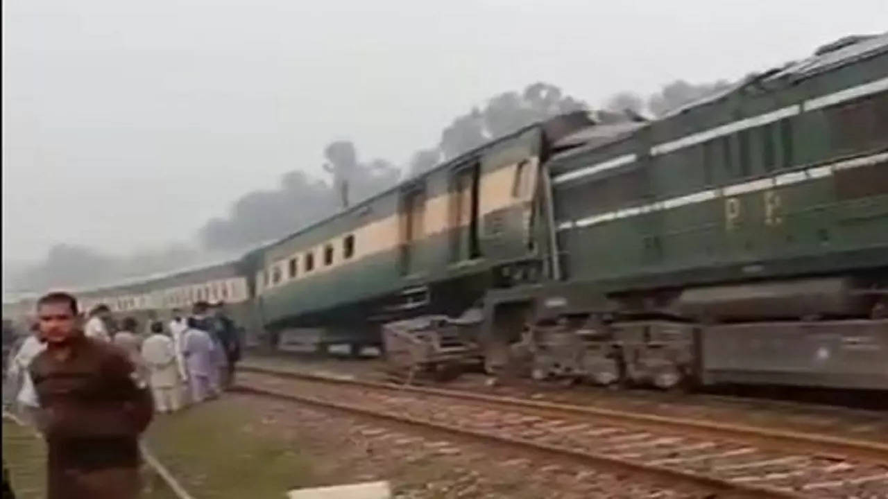 pakistan train accident