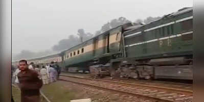 Pakistan Train Accident पाकिस्तान में बड़ा ट्रेन हादसा खड़ी मालगाड़ी से जा टकराई पैसेंजर ट्रेन