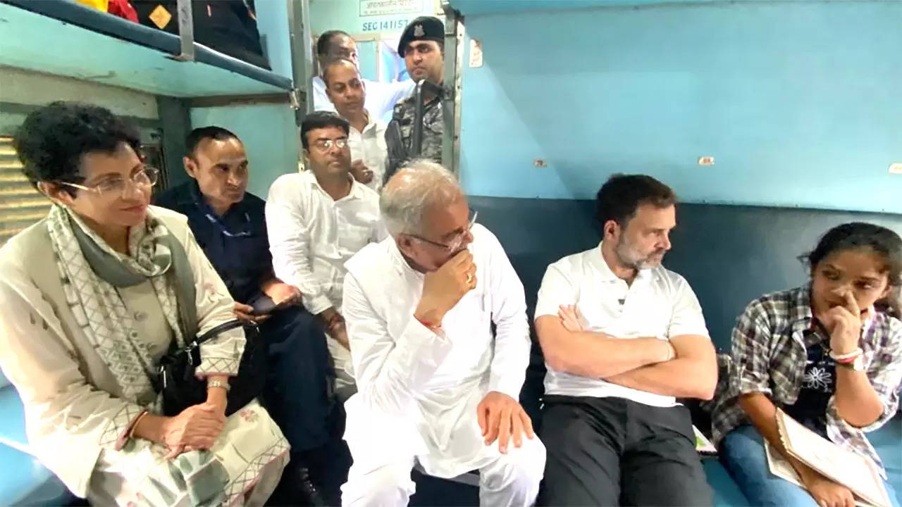 Rahul Gandhi in Train: कभी 'कुली' बने राहुल गांधीं ने अब ट्रेन के 'स्लीपर कोच' में किया सफर- Video