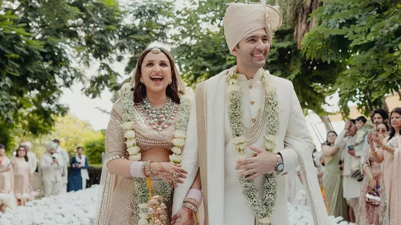 Parineeti Chopra-Raghav Chadha Wedding: राघव को परी ने दिया शादी पर क्यूट रोमांटिक सरप्राइज, गाना गाकर बोली अपने दिल की बात