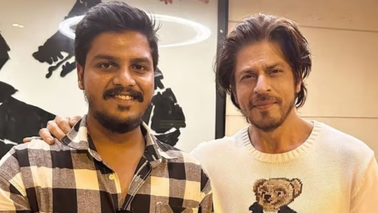 ​shah rukh khan fan, shah rukh khan jawan, shah rukh khan met with fan, srk fans, jawan box office collection