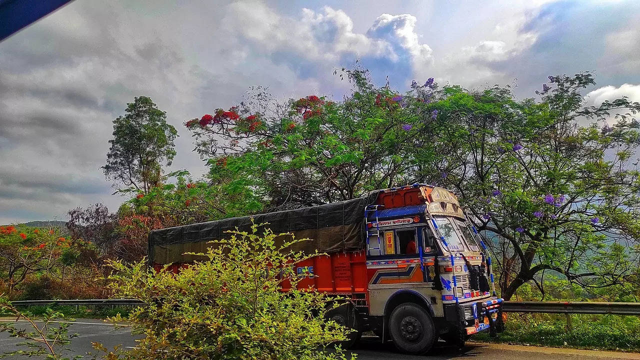 maharastra bus accident