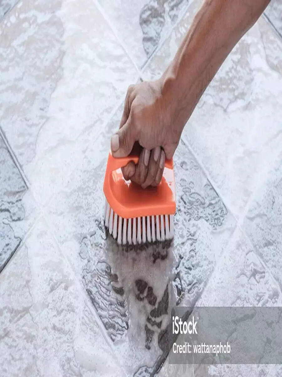 to clean tiles apply this home remedies on festive season घराच्या फरशा आरशासारख्या चमकतील