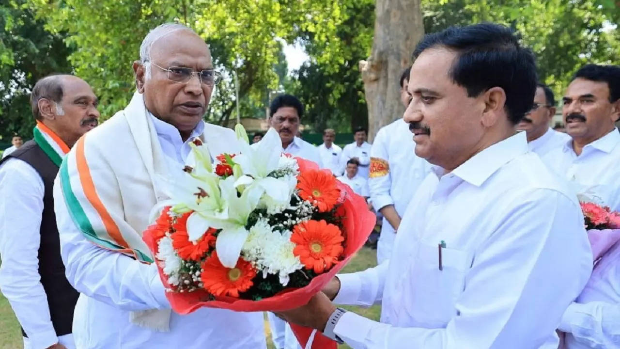 Kasireddy Narayan Reddy joins congress