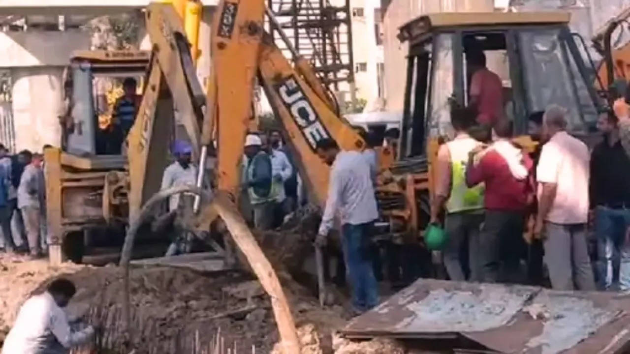 accident occurred due to debris falling from  under construction bridge in Jabalpur madhya pradesh