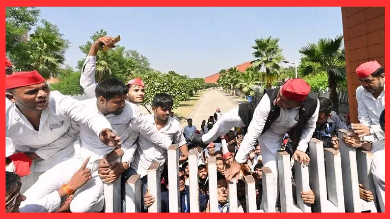 Akhilesh Yadav climbed the wall