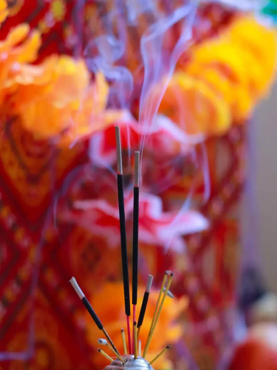 या दिवशी चुकूनही लावू लका अगरबत्ती vastu tips do not light incense