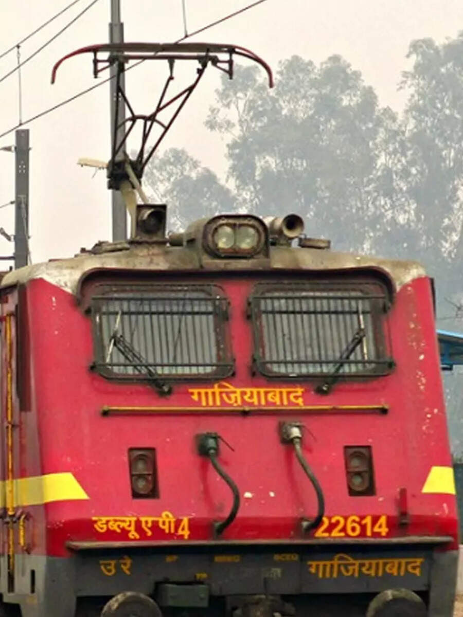 On how many volts of electric current does the train run कितने वोल्ट पर