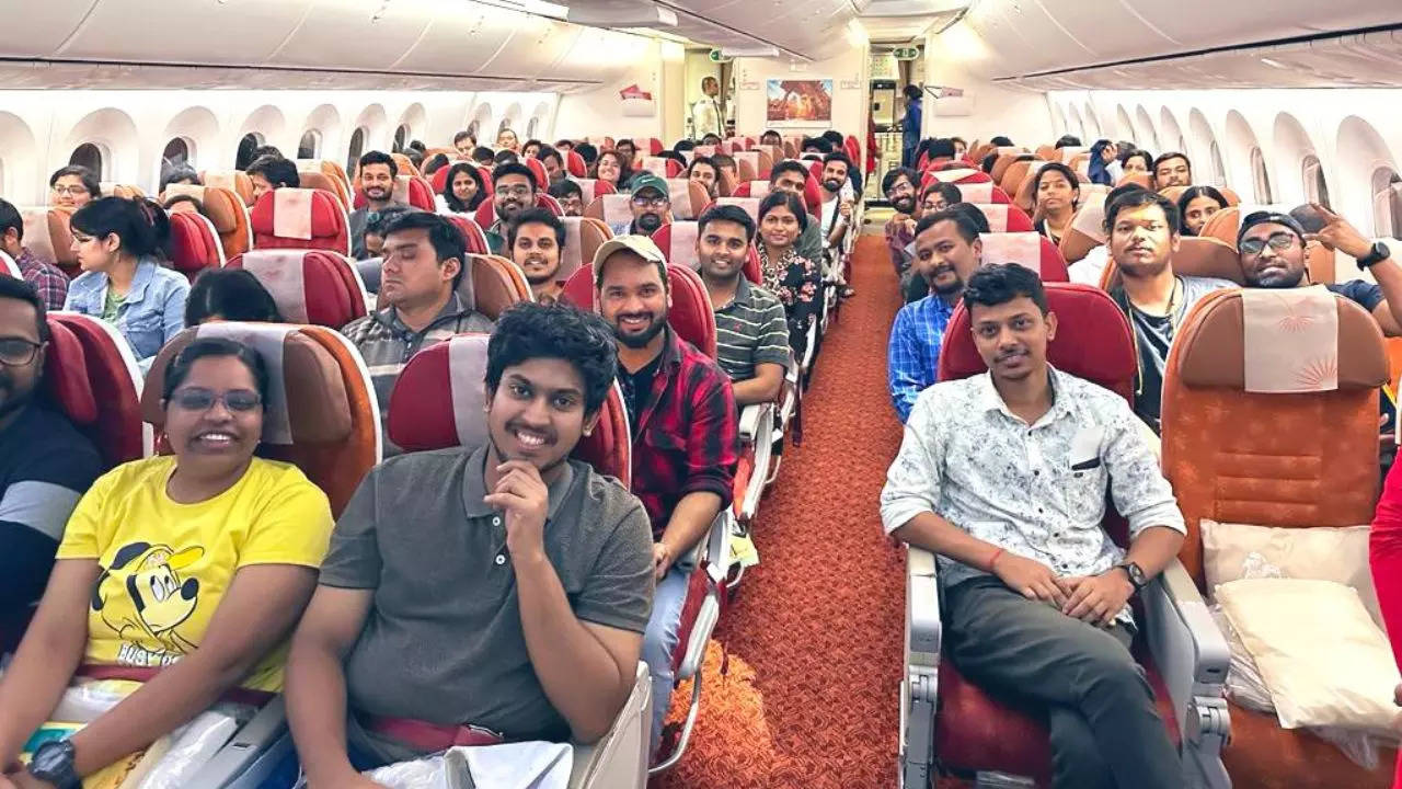 Operation Ajay: 212 Indians brought from Israel to Delhi, first charter  flight arrived - Operation Ajay: इजराइल से दिल्ली लाए गए 212 भारतीय,  'ऑपरेशन अजय' के तहत आई पहली चार्टर फ्लाइट |