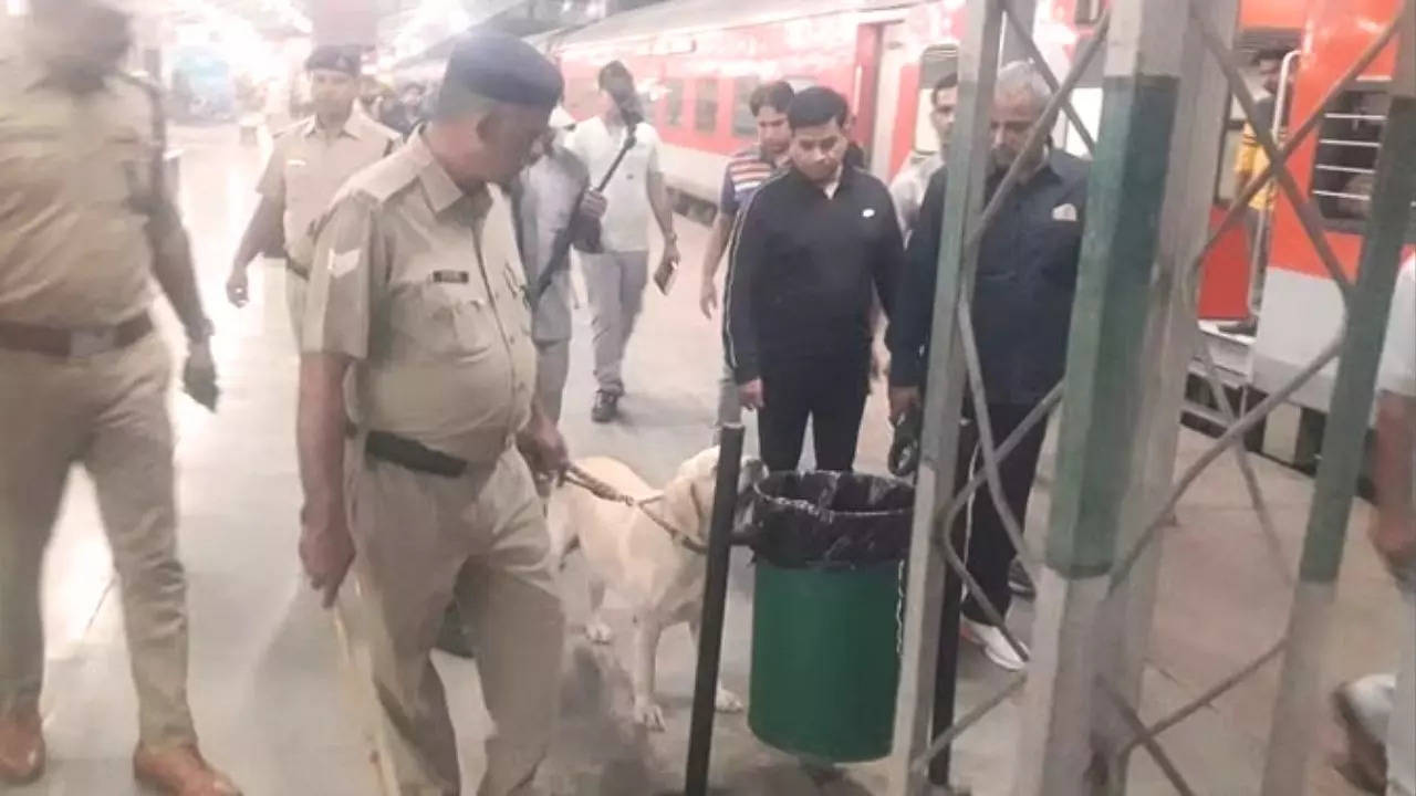 bomb in agra cantt railway station