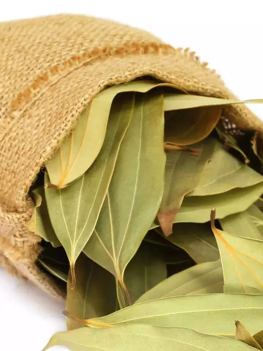 रात्री उशीखाली तमालपत्र ठेवून झोपण्याचे जबरदस्त फायदे benefits of