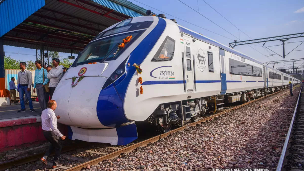 ​Vande Bharat Express, Varanasi to Lucknow Vande Bharat Express, Vande Bharat Train, Varanasi Vande Bharat, Indian Railway