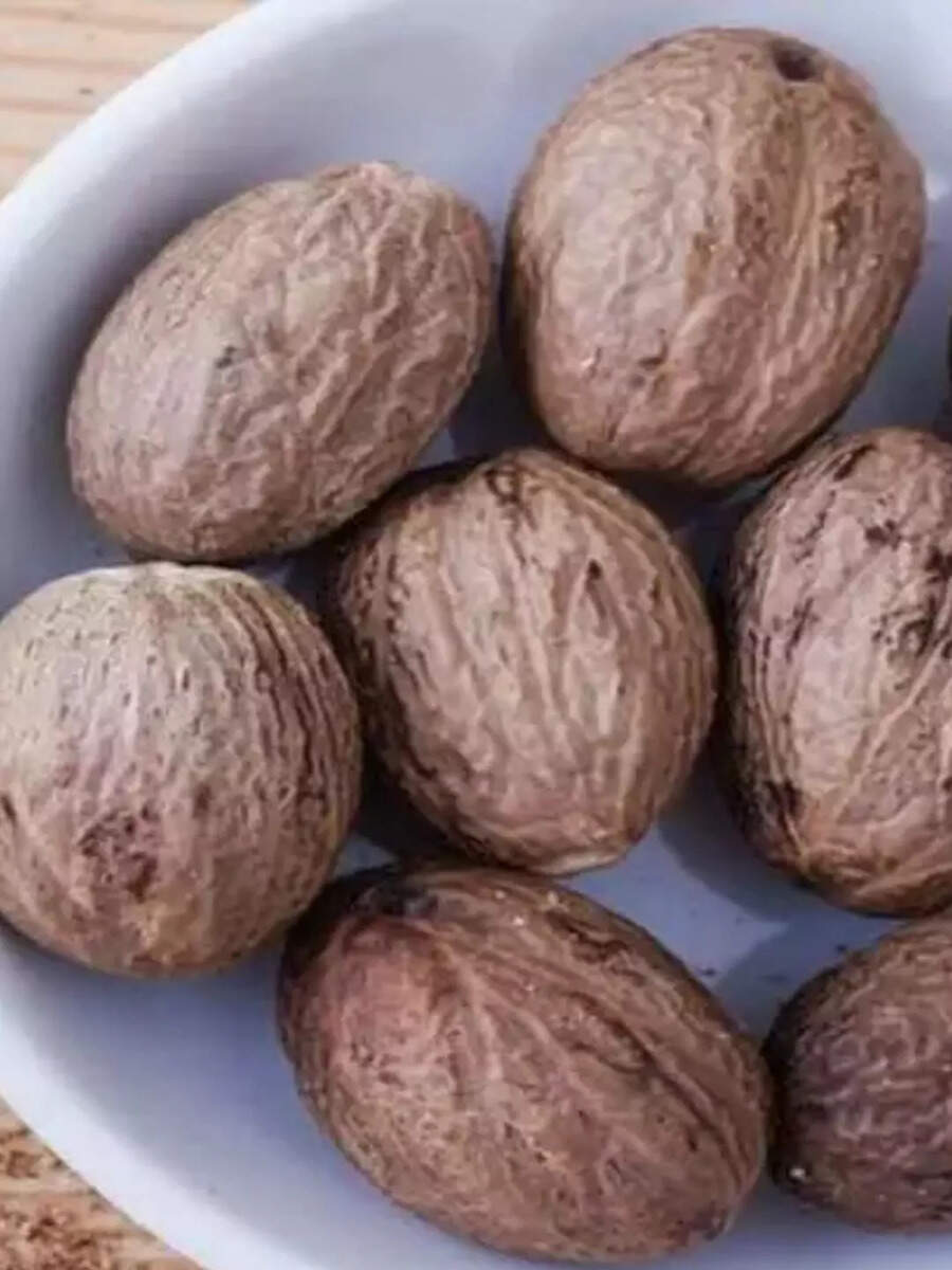 Health Benefits of Nutmeg त्वचेपासून ते झोपेच्या समस्यांवर करा एकच