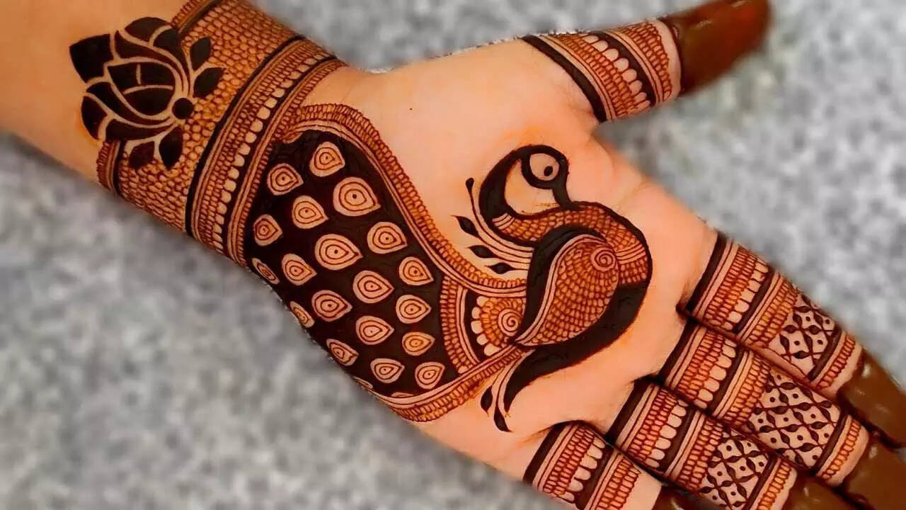 Karwa Chauth Mehndi Designs: इस करवा चौथ हाथों की खूबसूरती में चार चांद लगा देंगे ये सिंपल मेहंदी डिजाइन्स, लगाना भी है बेहद आसान