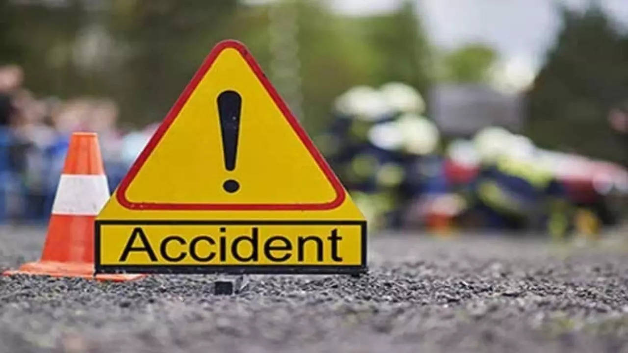 Badaun Road Accident: बदायूं में स्कूल बस और स्कूल वैन की जोरदार टक्कर, ड्राइवर समेत पांच की मौत, कई घायल