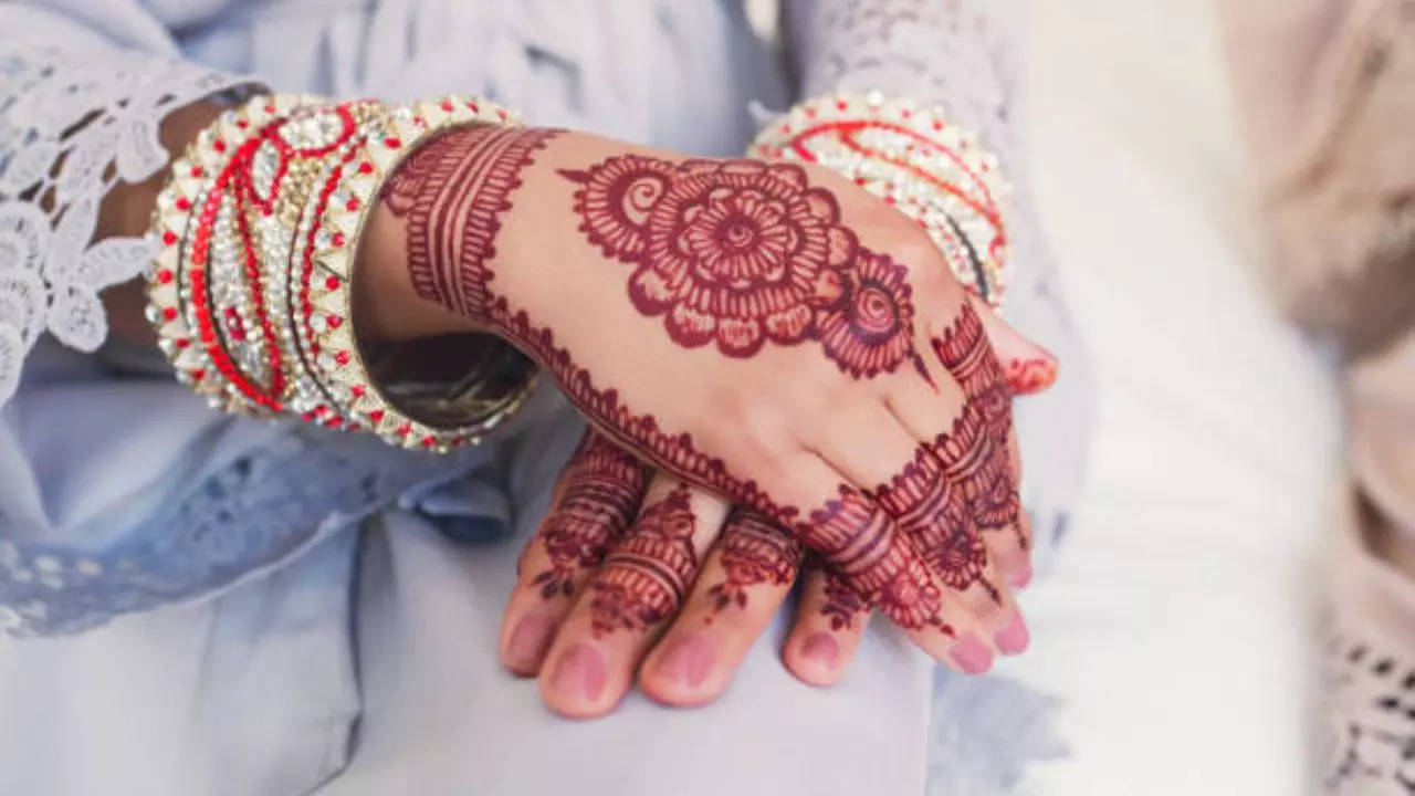 Mehndi Designs for Bridesmaids During Wedding Season 2022: Latest and  Minimal Mehndi Designs for the Bride's Sisters and Friends (Watch Videos) |  🛍️ LatestLY