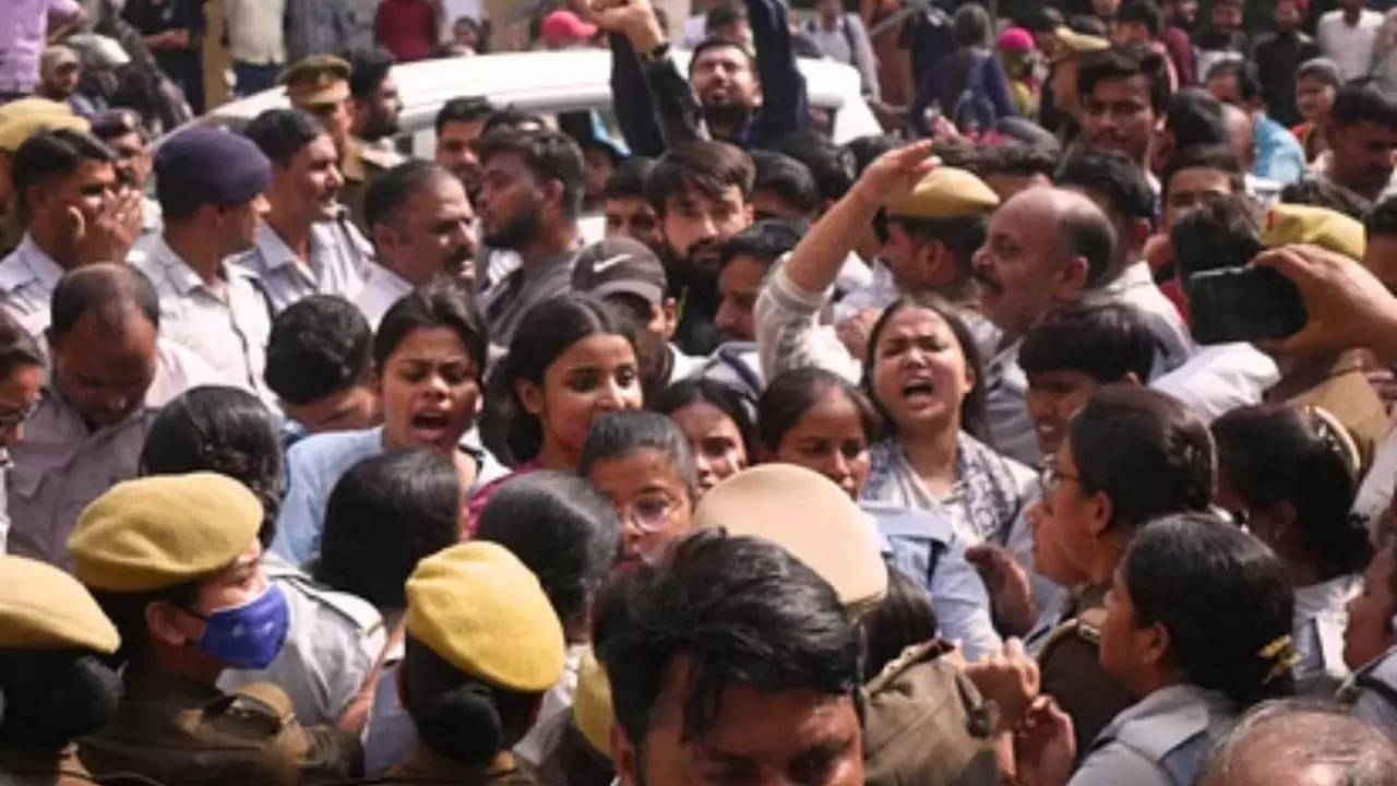 Clash Between 2 Groups of Students in BHU