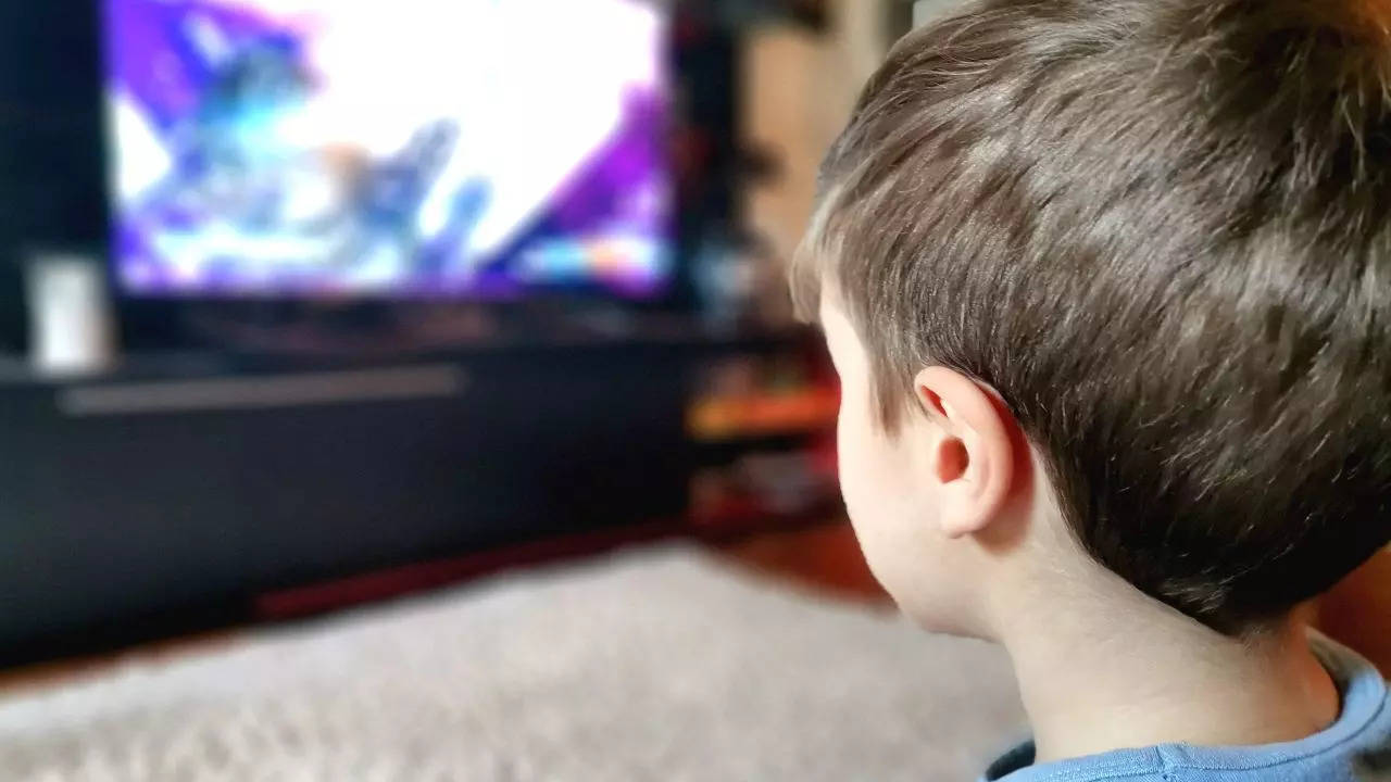 kids watch tv, TV, tv addiction for children, tv addiction