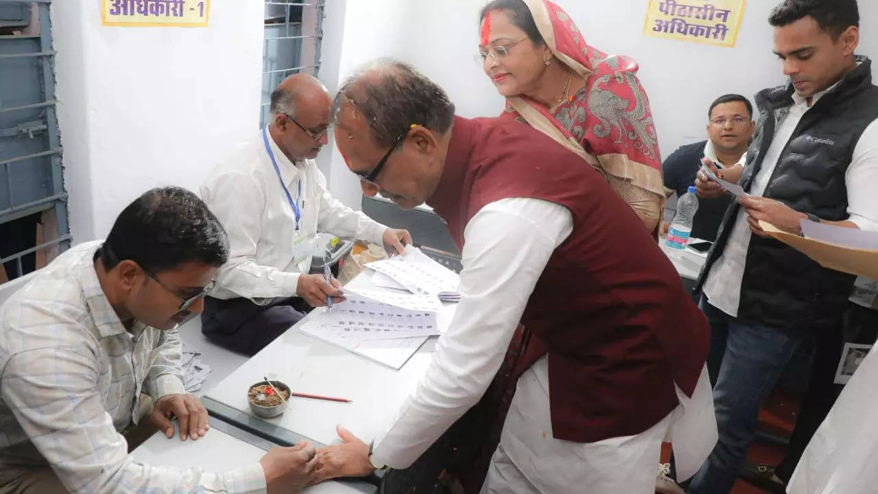 CM Shivraj Singh Chouhan cast his vote with his wife