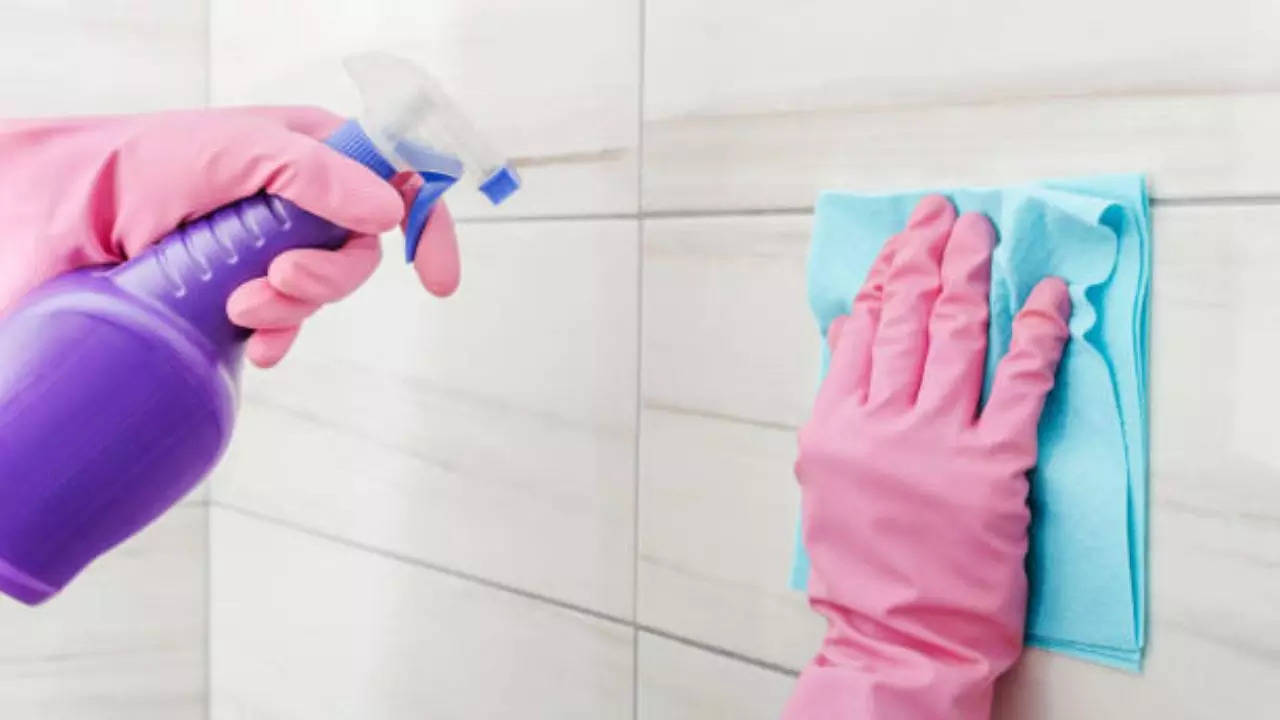 Bathroom tiles cleaning hacks