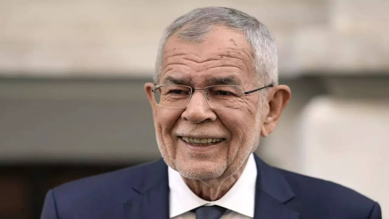 Austrian President Alexander Van der Bellen dog attack