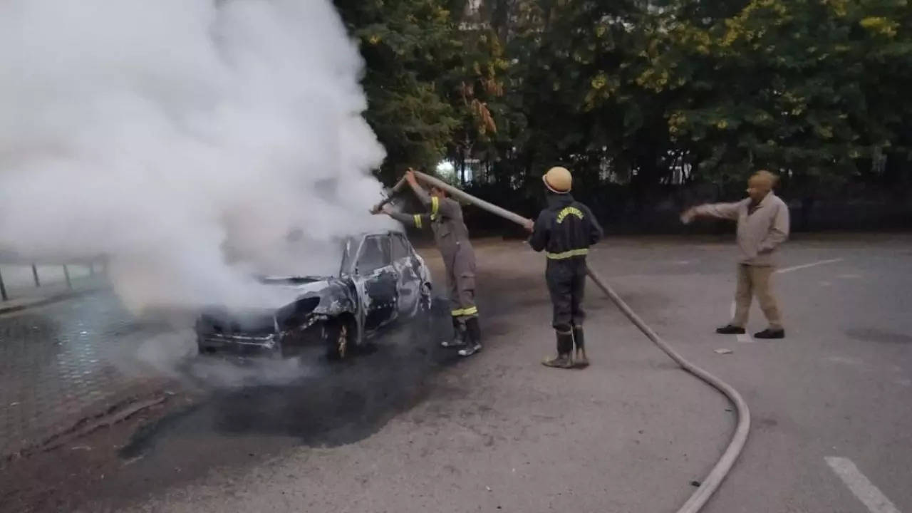 Fire Break Out in Car outside Amrapali Platinum Society Two People Died in Noida​