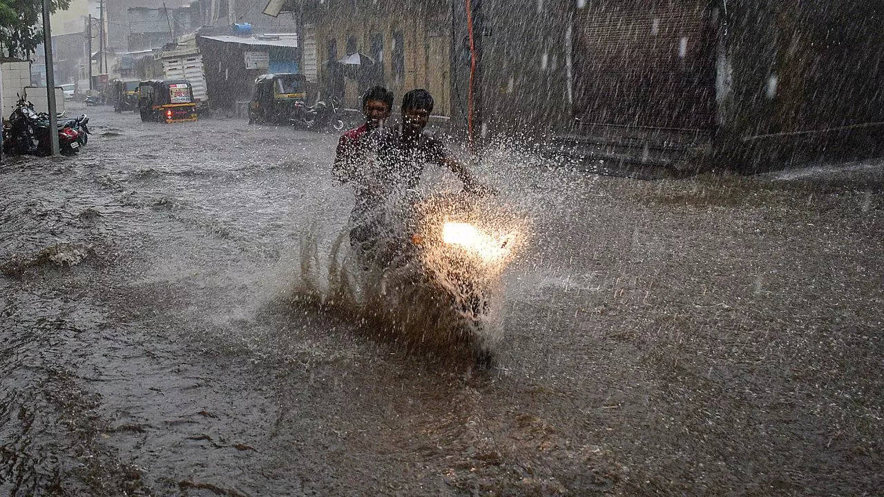 Gujarat Weather, rain in gujarat,hailstorm in gujarat, lightning in gujara