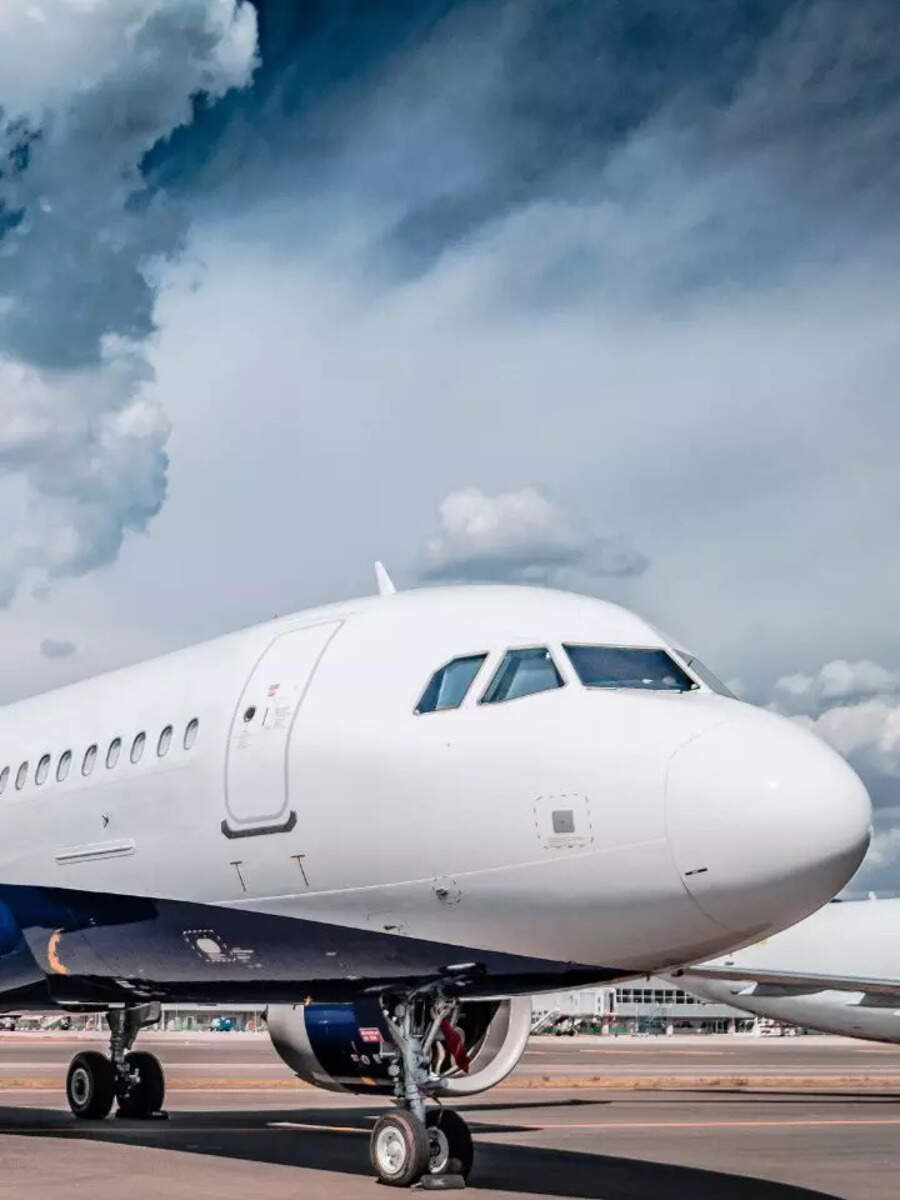 How are brakes applied on a an Airplane, How do you put brakes on a