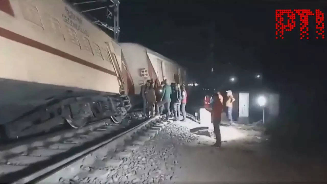 Train Derailed, Train Derailed In Bikaner, Lalgarh railway station derailed