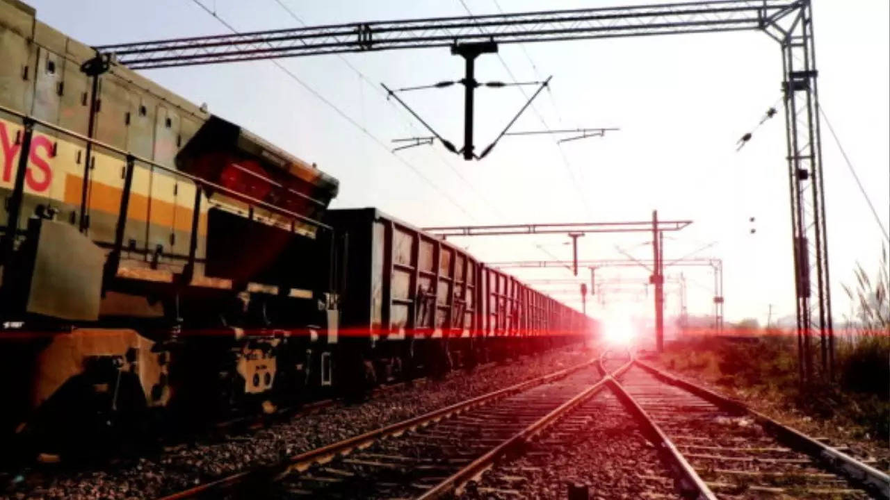 Barabanki Accident Two Railway Workers Working on Signal Pole Were Hit By a Train in Uttar Pradesh