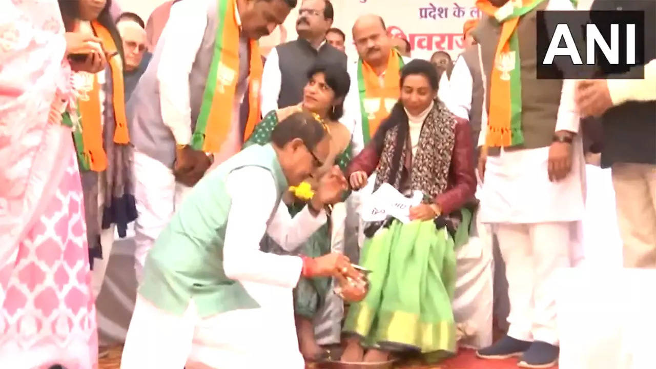 MP CM Shivraj Singh Chouhan washes the feet of women