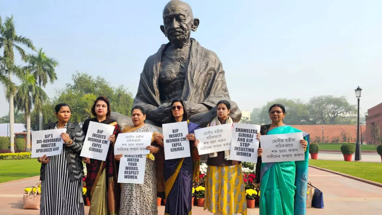 Mamata Banerjee, Giriraj Singh, Mahua Moitra TMC women MPs demonstration