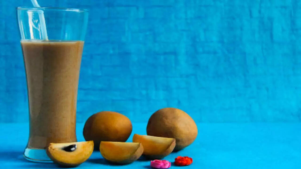 Chikoo shake for weight gain Amazing health benefits of chikoo shake in hindi दुबलेपतले लोगों