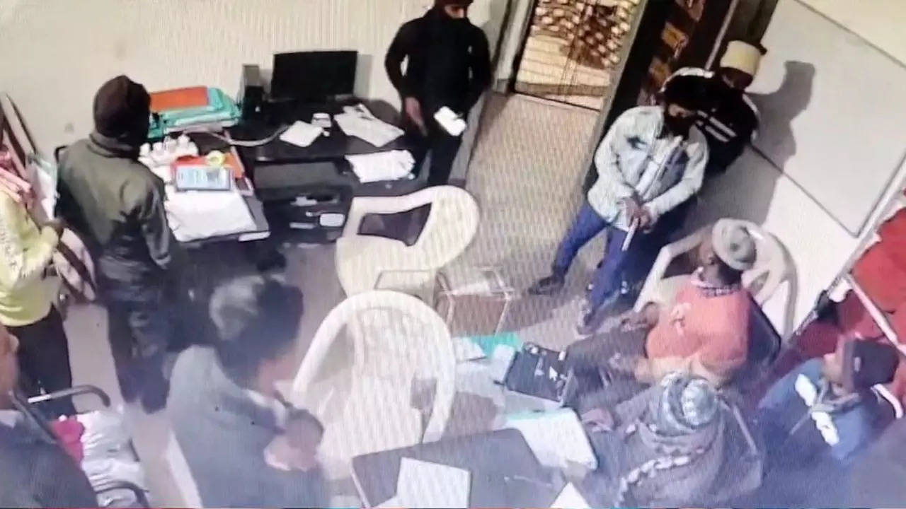 West Champaran Armed criminals committed robbery in finance company Video Goes Viral