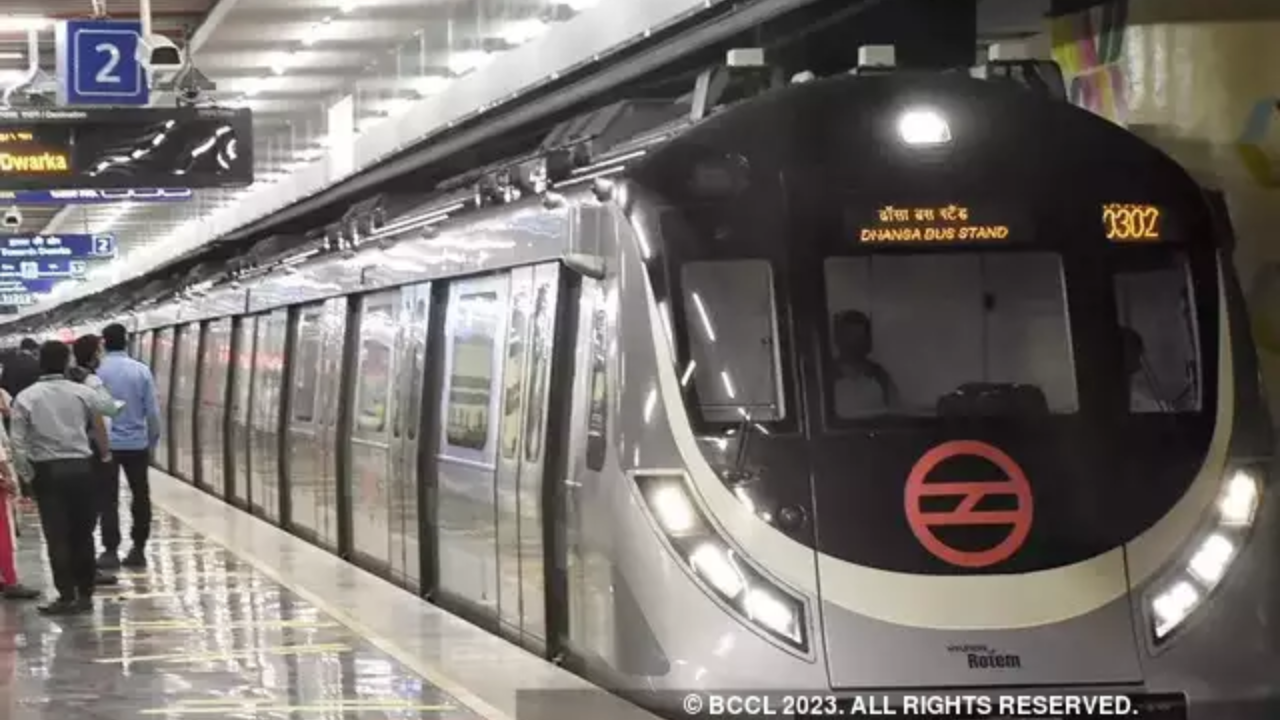 ​Delhi Metro, Delhi Metro Accident, Delhi Metro Woman Accident, Delhi Metro News, Delhi Metro Latest News, Delhi Latest News