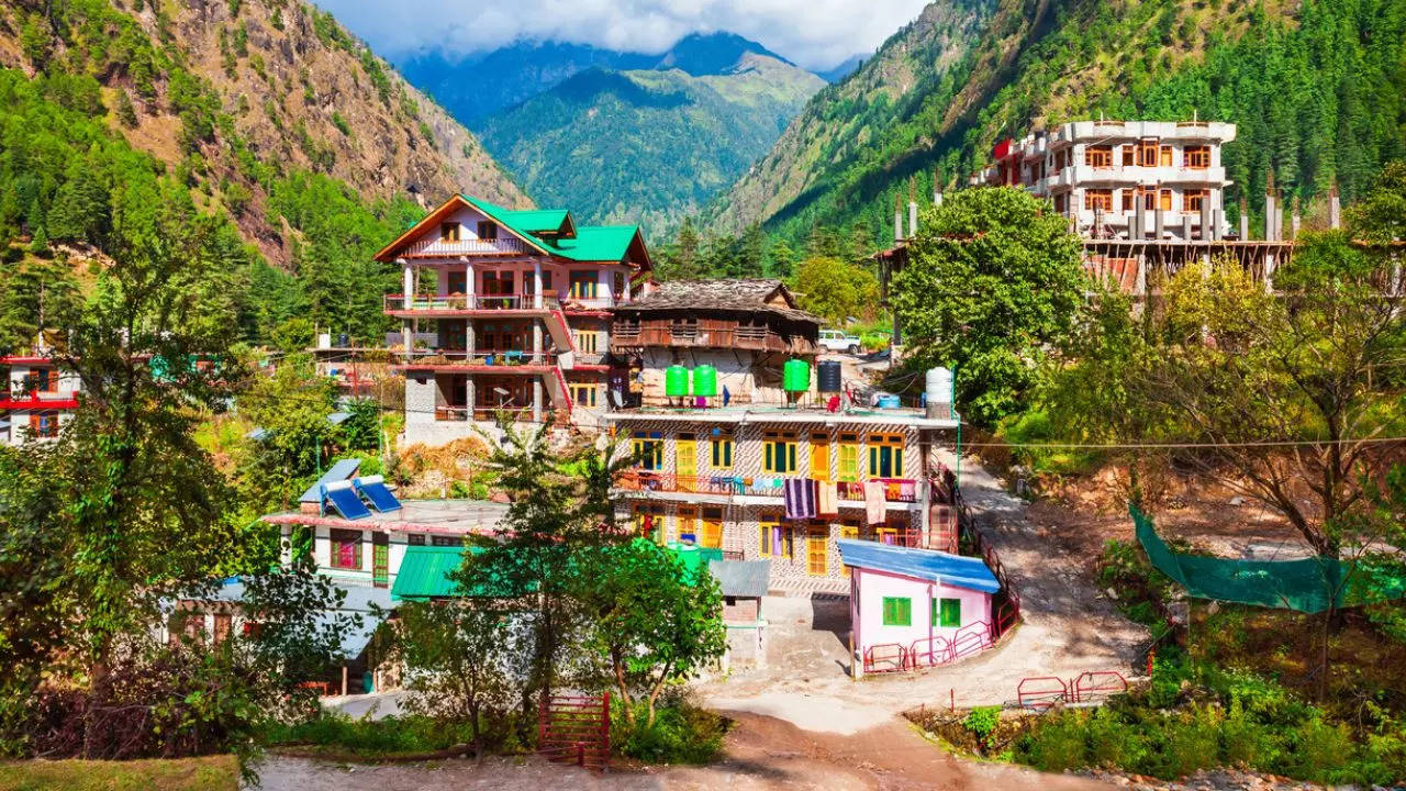 Christmas and New Year celebrations in Kashmir hotels are full in Srinagar