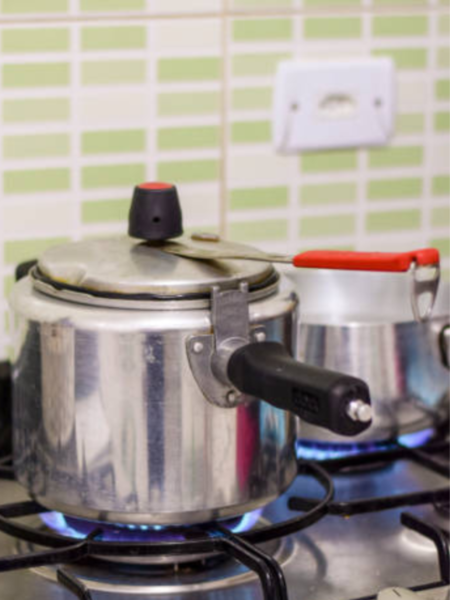 प्रेशर कुकरमध्ये हे 5 पदार्थ चुकूनही शिजवू नयेत 5 foods never cook in