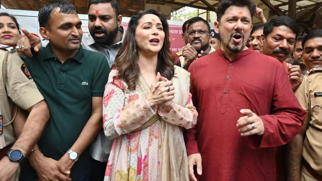 Madhuri Dixit at Siddhi vinayak temple