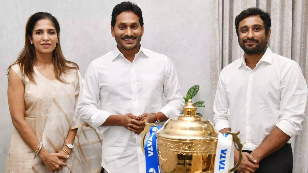 Ambati Rayudu Quit YSRCP Party