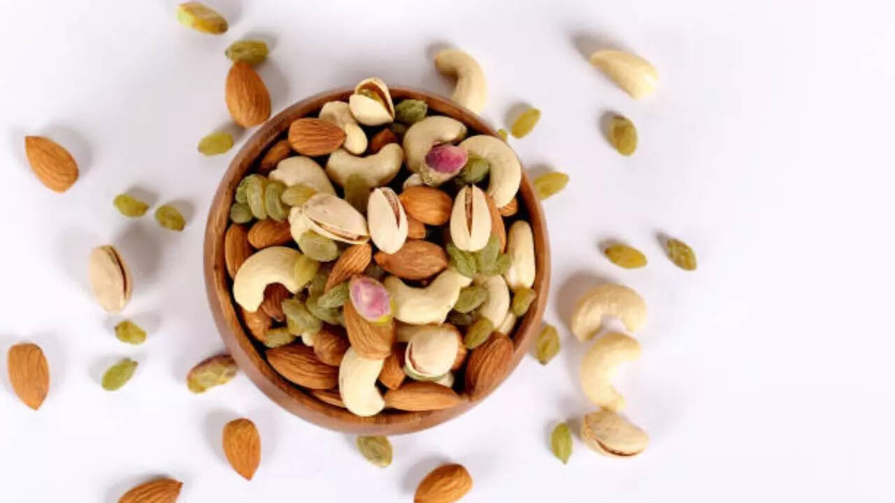 Sardiyon mein kaun sa dry fruit khana chahiye, dry fruits benefits, dry