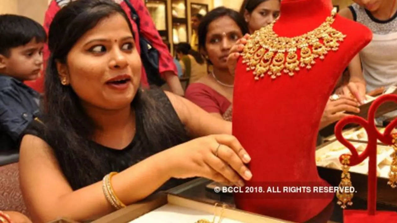 Gold price Today Slips And Silver Rate