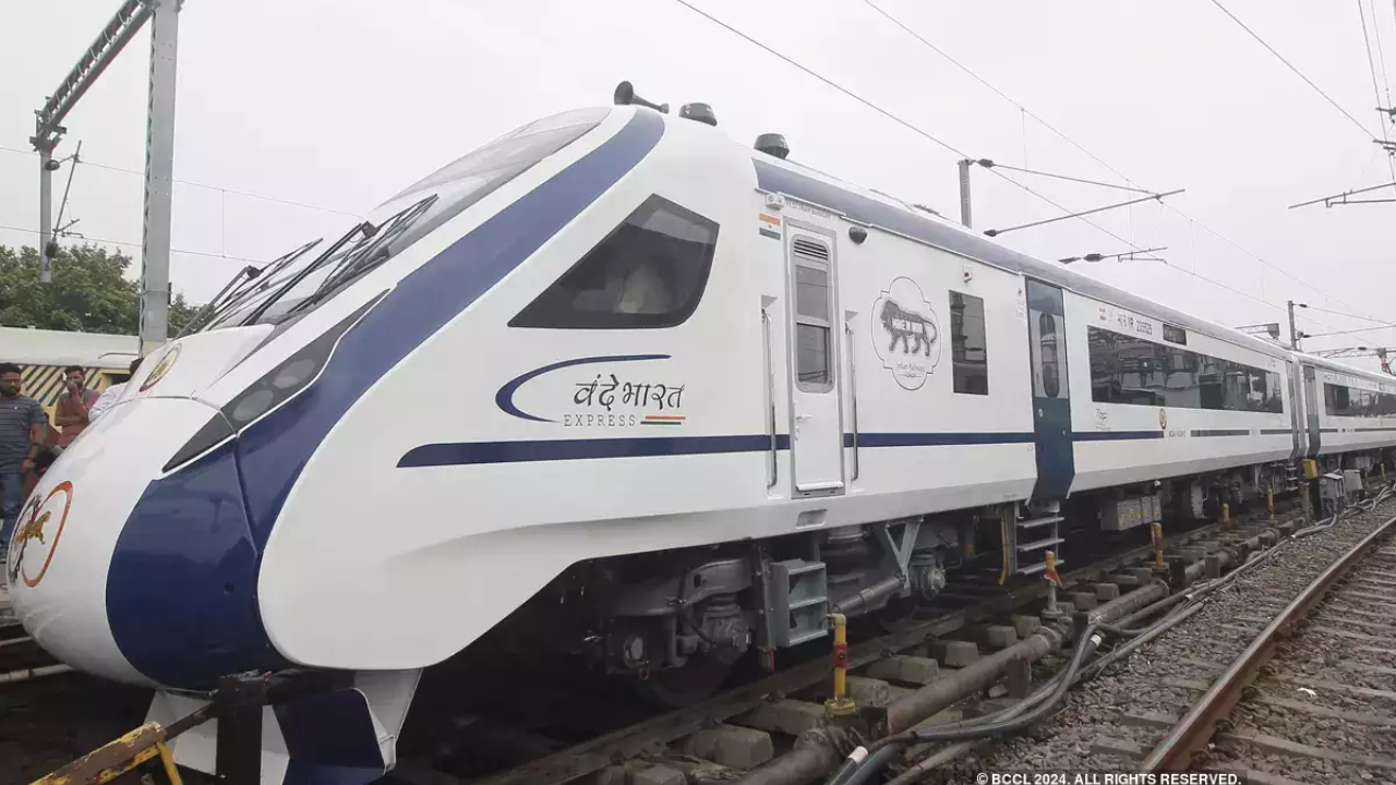 ​Vande Bharat Express, Vande Bharat Train, Vande Bharat Express, Vande Bharat Express Launch, Vande Bharat Route, वंदे भारत ट्रेन, 60 वंदे भारत एक्‍सप्रेस, वंदे भारत एक्‍सप्रेस की लॉन्चिंग, वंदे भारत ट्रेन, वंदे भारत एक्‍सप्रेस ट्रेन, भारत में कितनी वंदे भारत ट्रेन हैं