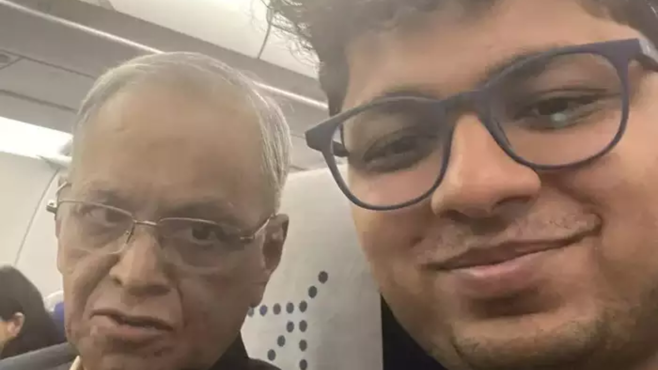 ​narayan murthy, narayan murthy in flight, viral news, trending news, trending video, narayana murthy viral news, वायरल न्यूज, ट्रेडिंग न्यूज, वायरल ट्रेंडिंग न्यूज, लेटेस्ट वायरल न्यूज, नारायण मूर्ति वायरल न्यूज