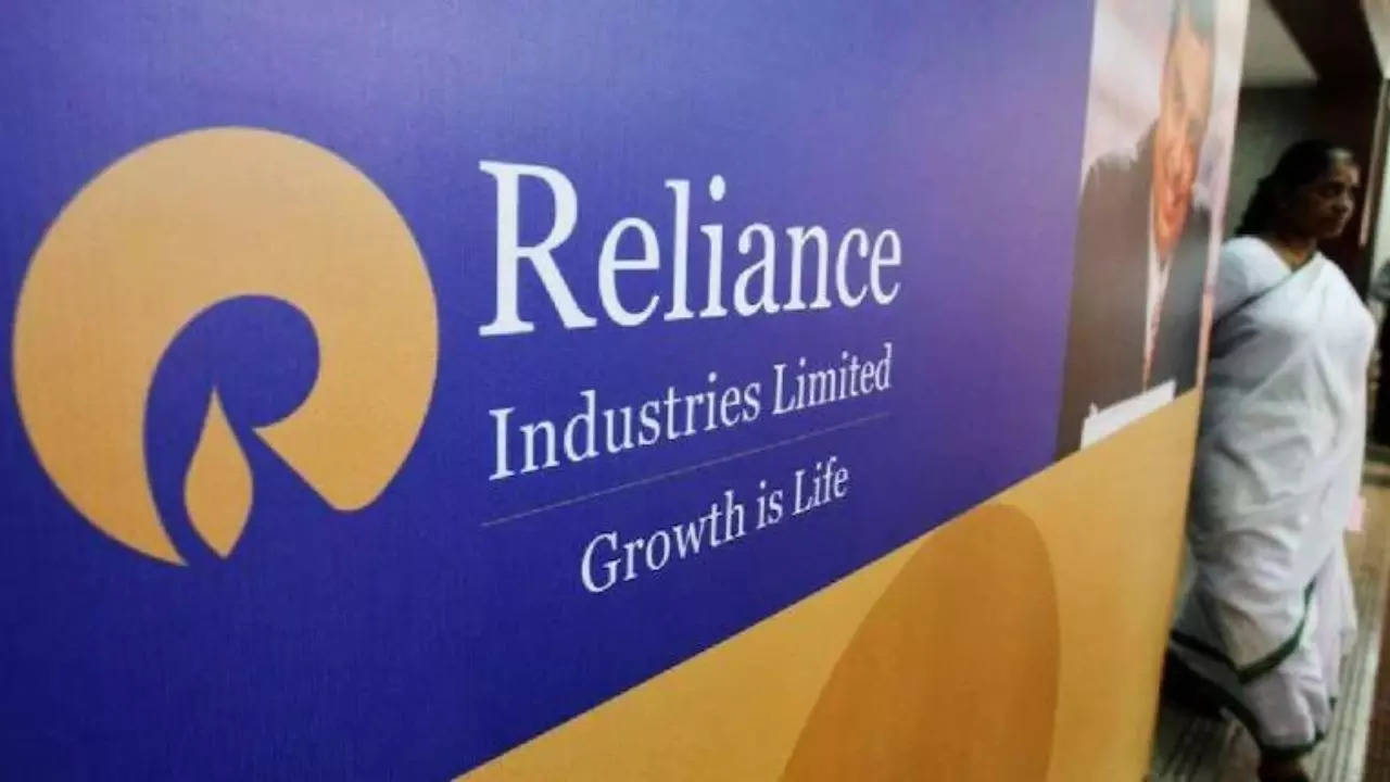 RIL Share Price: रिलायंस के शेयर को बेचें या खरीदें, जानें क्या है एक्‍सपर्ट की राय