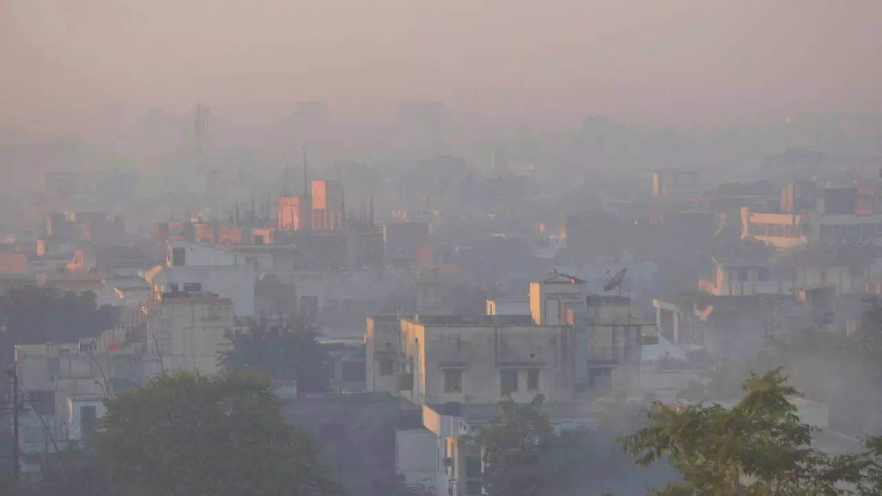 Noida Weather in Hindi: धूप के बाद बर्फीली हवाओं ने बढ़ाई मुश्किलें, जानिए आज कैसा रहेगा नोएडा के मौसम का हाल